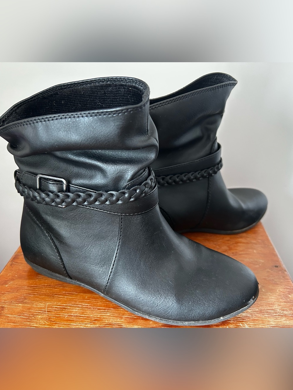 Women’s 5.5W US American Eagle ankle booties in black